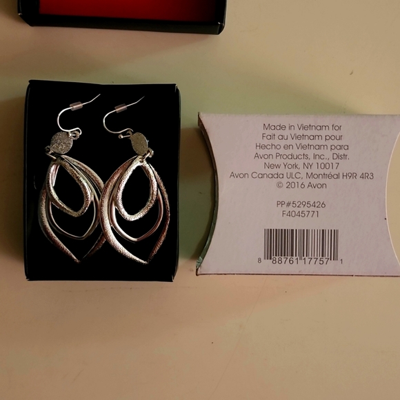 Avon Earrings Dangley Silver Layered Earrings NEW - Picture 2 of 4